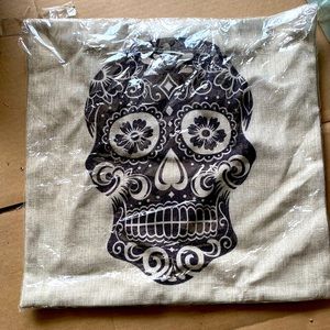 Skull pillow cover